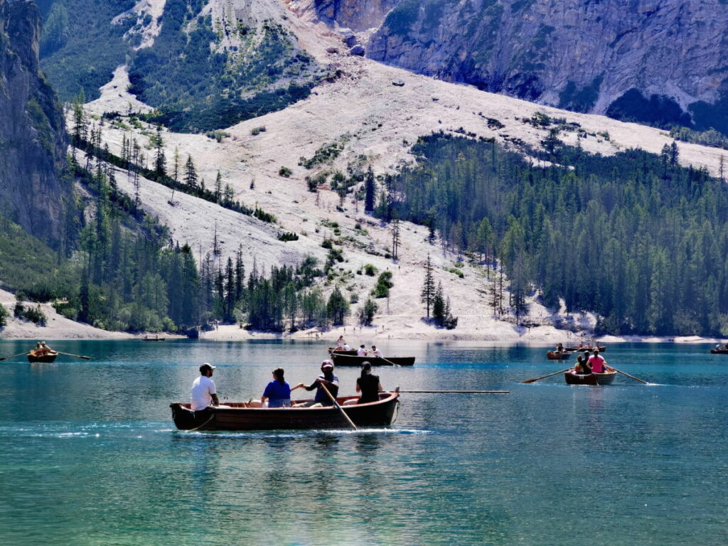 Wenn du den Pragser Wildsee Bootsverleih hinter dir gelassen hast, geht es mit einem der Holzboote über den See