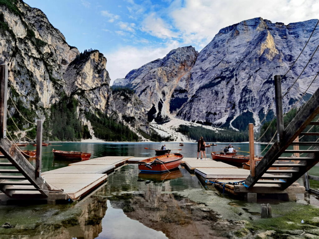 Pragser Wildsee Bootsverleih - fotografiert bei Niedrigwasser, unterhalb des Stegs