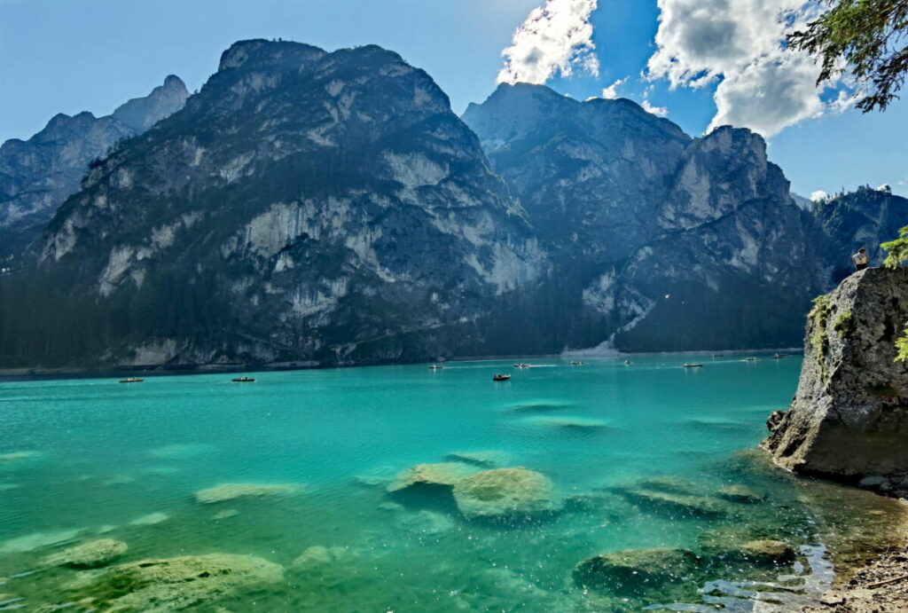 Gigantische Natur am Pragser Wildsee - türkiser Bergsee in den Dolomiten