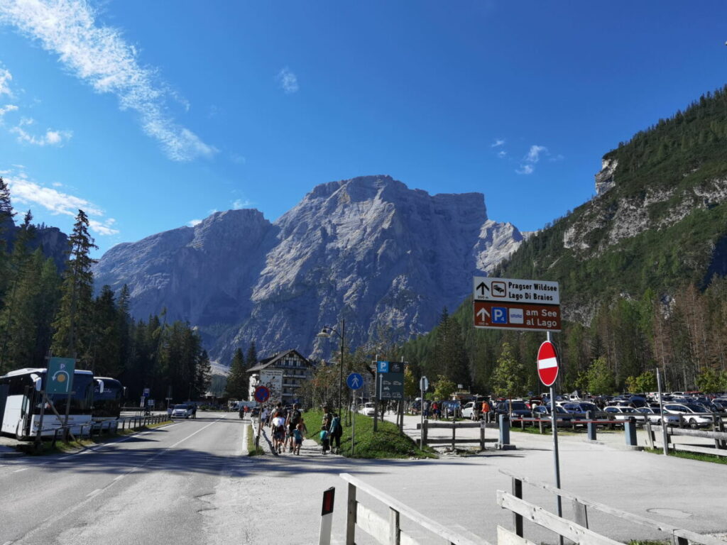 Parken am Pragser Wildsee - und dann nichts wie los zum See!