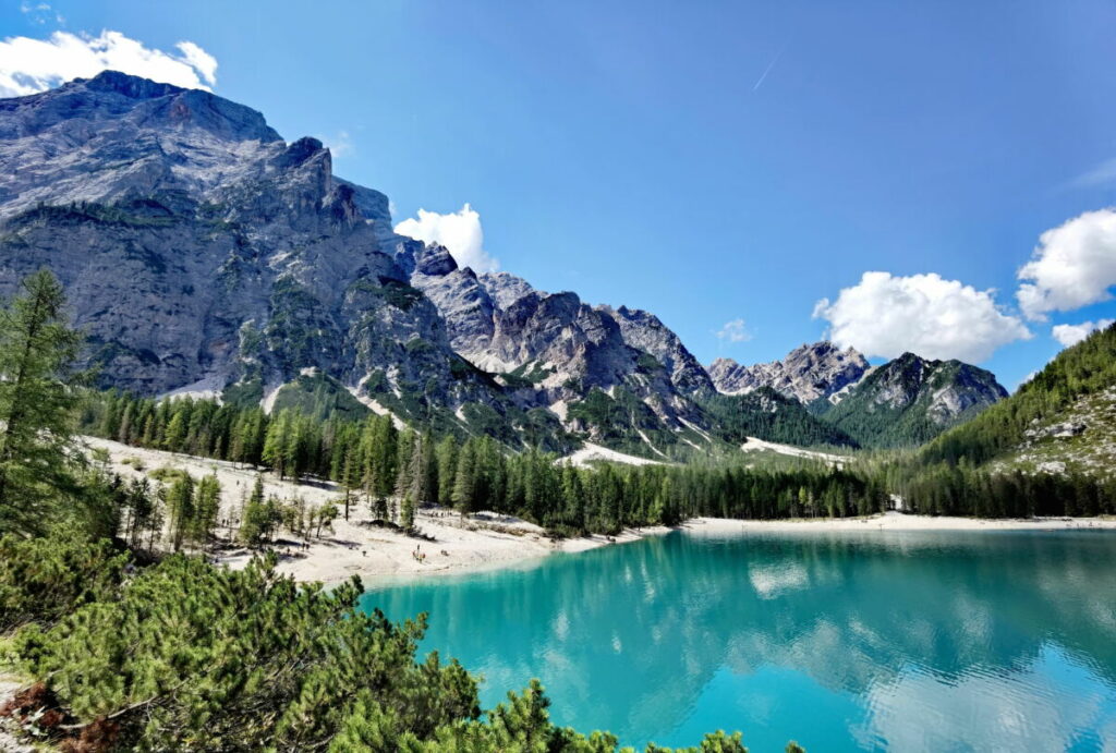 Traumhafter Blick auf unserer Pragser Wildsee Wanderung am Ostufer - links der Seekofel, rechts das Grünwaldtal