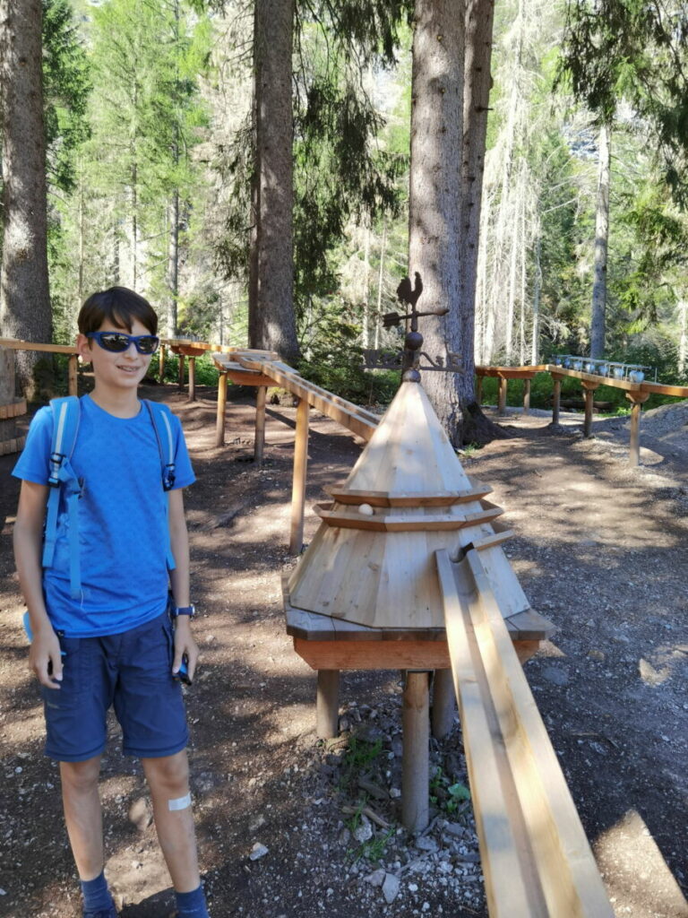 Nicht verpassen am Pragser Wildsee mit Kindern - die Kugelbahn! Ein besonderer Spielplatz am See.