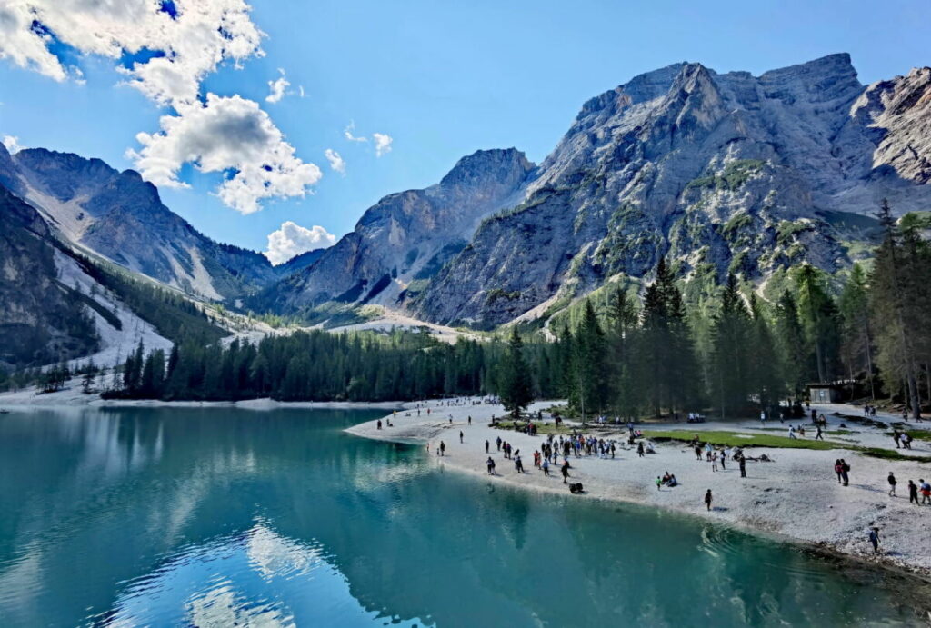 Am Pragser Wildsee wandern - hier die Bucht am Südufer