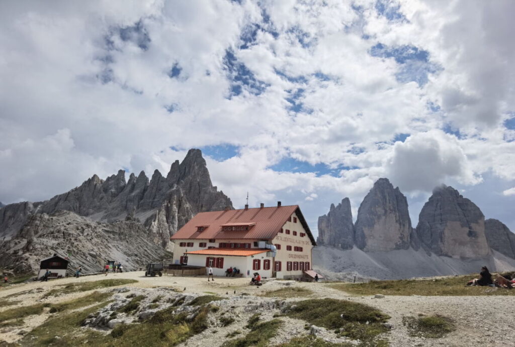 Vom Fischleintal führt ein Wandersteig zur Drei Zinnen Hütte