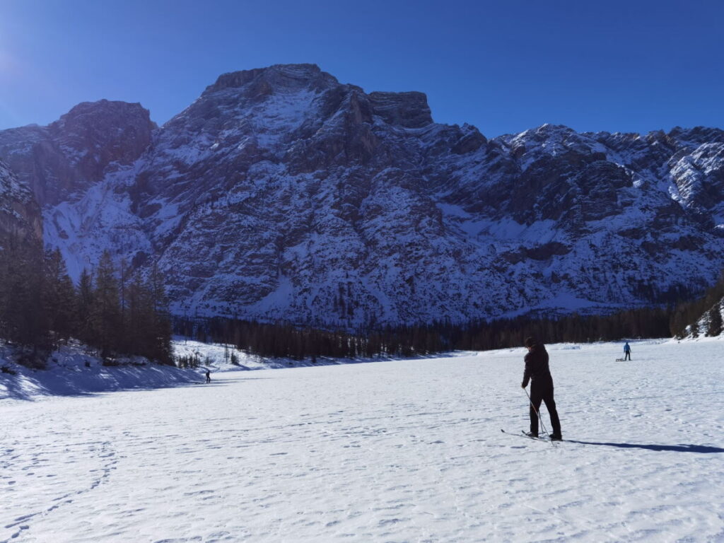 Wir haben auch Langläufer am Pragser Wildsee gesehen - es gibt aber keine gespurte Loipe über den See