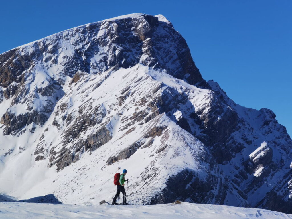 Pragser Wildsee Skitour - auf der Hochebene zum Großen Jaufen mit dem mächtigen Seekofel im Hintergrund 