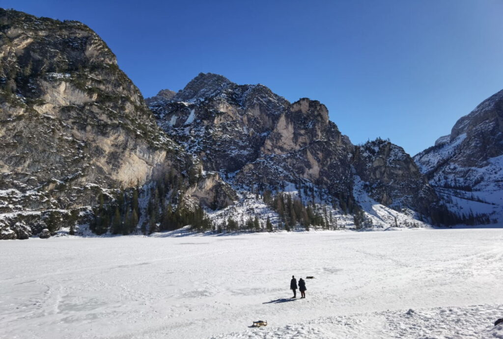 Eine weiße Winterlandschaft lockt im Winter an den Pragser Wildsee