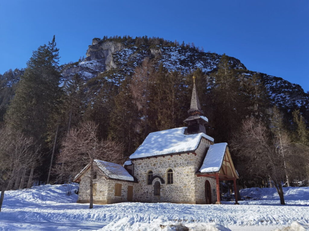 Im Pragser Wildsee Winter ist die Kapelle verschneit
