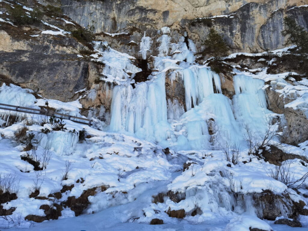 Eine der Sehenswürdigkeiten im Pragser Wildsee Winter - die großen gefrorenen Wasserfälle am Ostufer