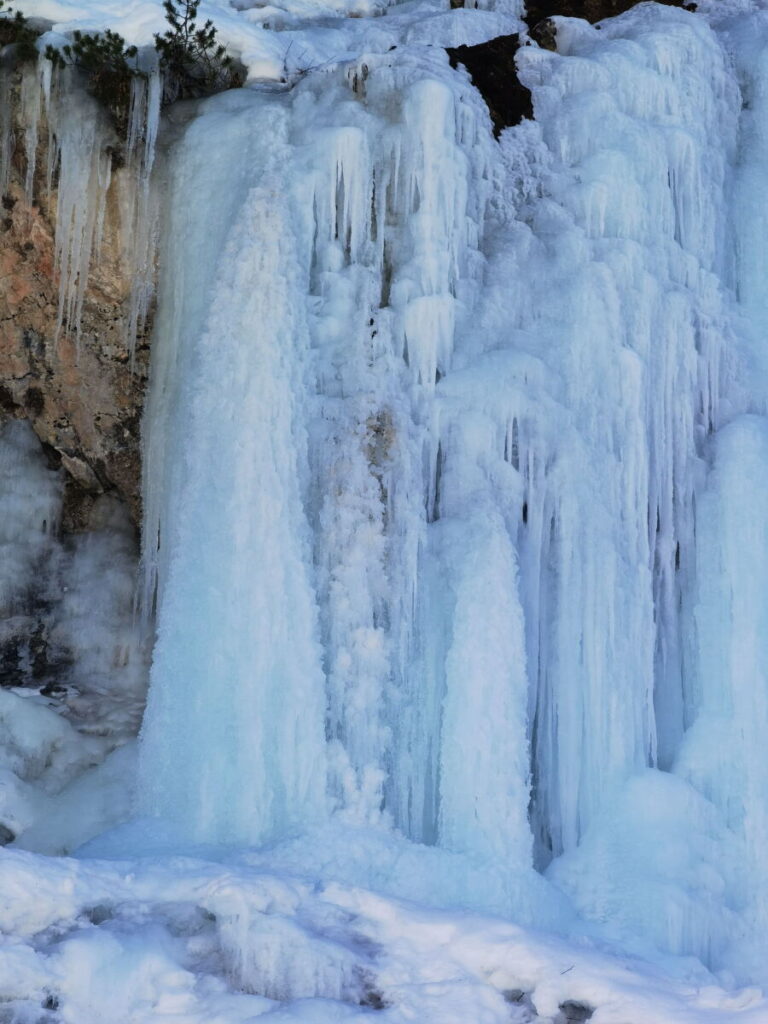 Eine der Sehenswürdigkeiten im Winter - zu finden am am Ostufer des Pragser Wildsees