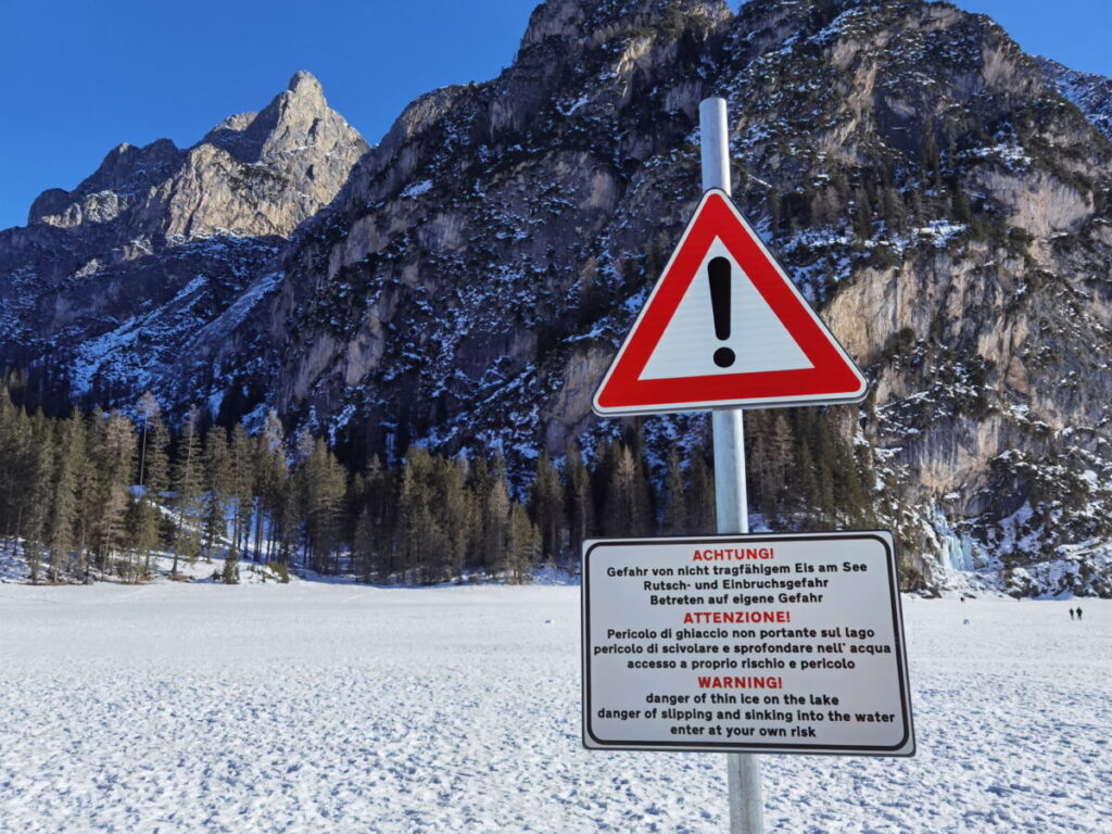 Der Pragser Wildsee ist im Winter auf eigene Gefahr zu betreten