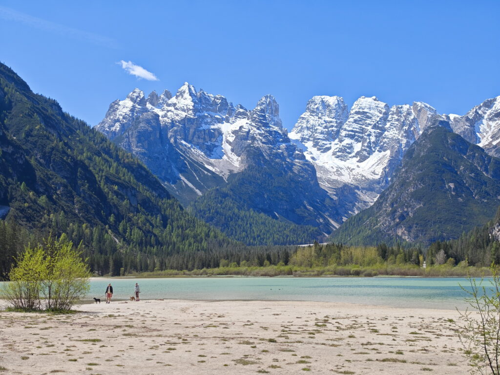 Dürrensee mit wenig Wasser im Frühling - auf den Cristallo Bergen liegt noch Schnee