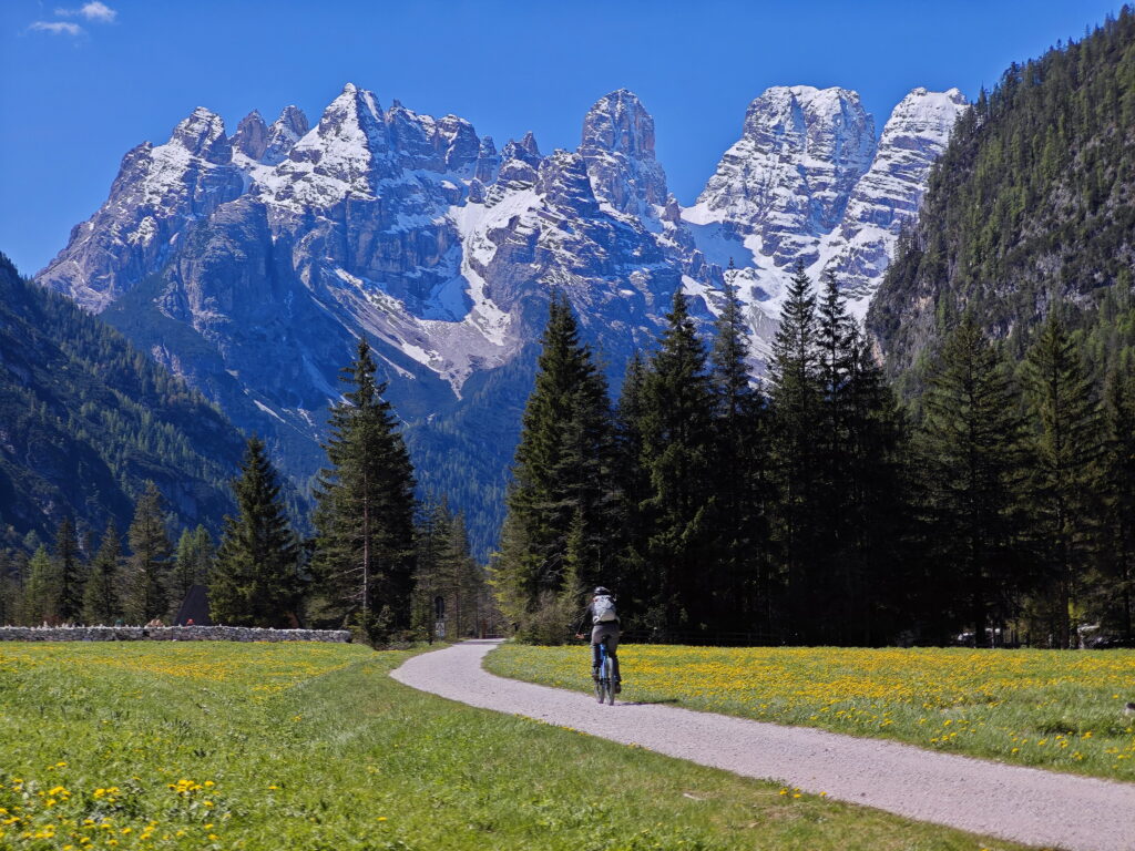 So schön kannst du durch das Höhlensteintal mit Blick auf die Dolomiten zum Dürrensee mit dem Fahrrad fahren