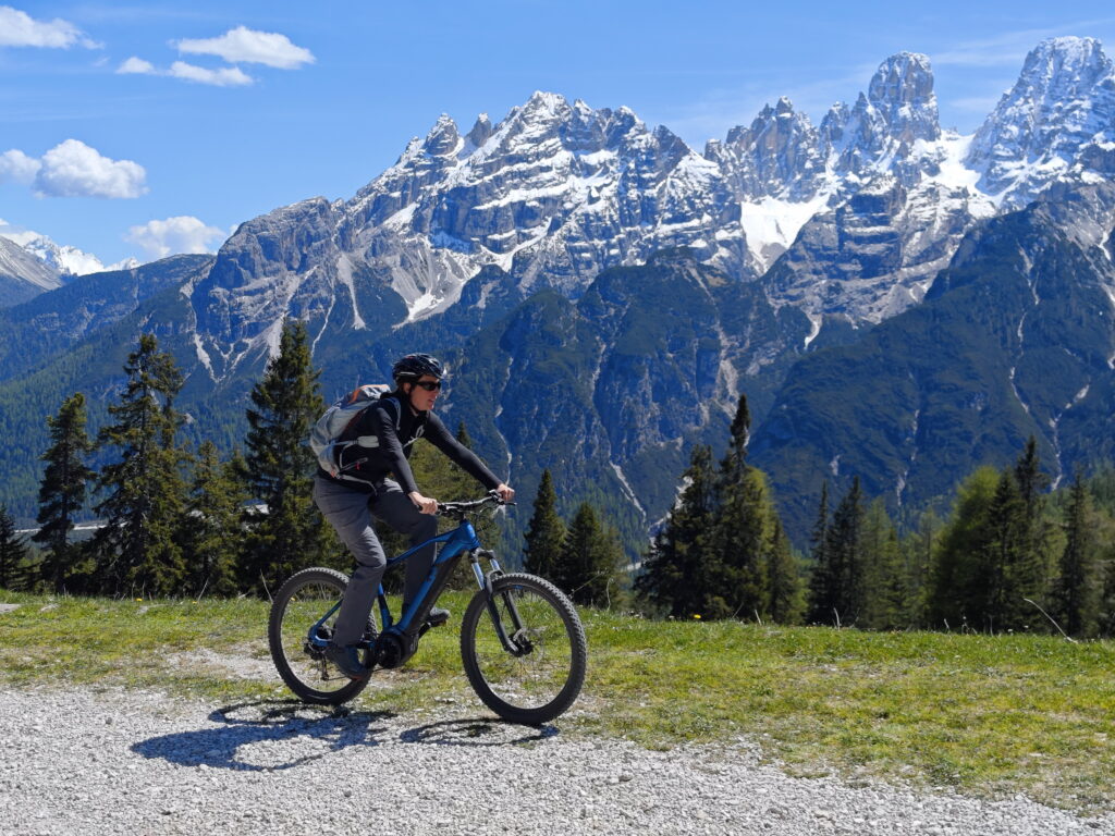 Auf die Plätzwiese mountainbiken - mit dem Panorama der Dolomiten